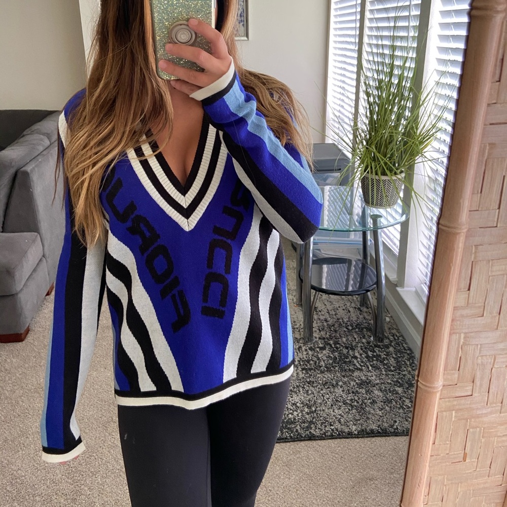 FIORUCCI 💙 v neck sweater - Picture 2 of 8